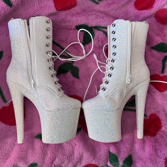 YRU Xtra- Mya White Star Glitter Platform Boots - Picture 5 of 15